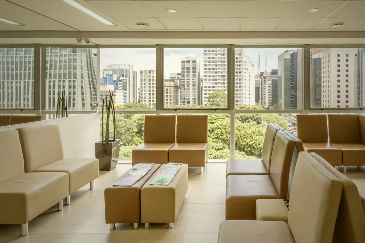 Sala de espera da unidade Paulista, com vista para a cidade